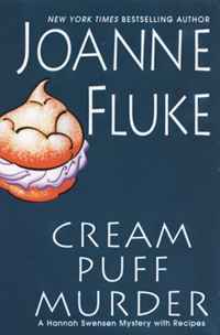 Joanne Fluke - «Cream Puff Murder (Hannah Swensen Mysteries With Recipes)»
