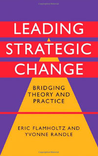 Yvonne Randle, Eric Flamholtz - «Leading Strategic Change: Bridging Theory and Practice»