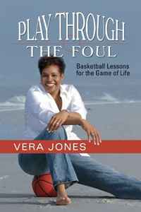 Vera Jones - «Play Through the Foul - Basketball Lessons for the Game of Life»